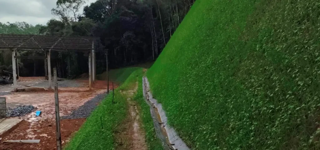 Hidrossemeadura feita com mix de sementes VERDETEC em talude inclinado de 60º