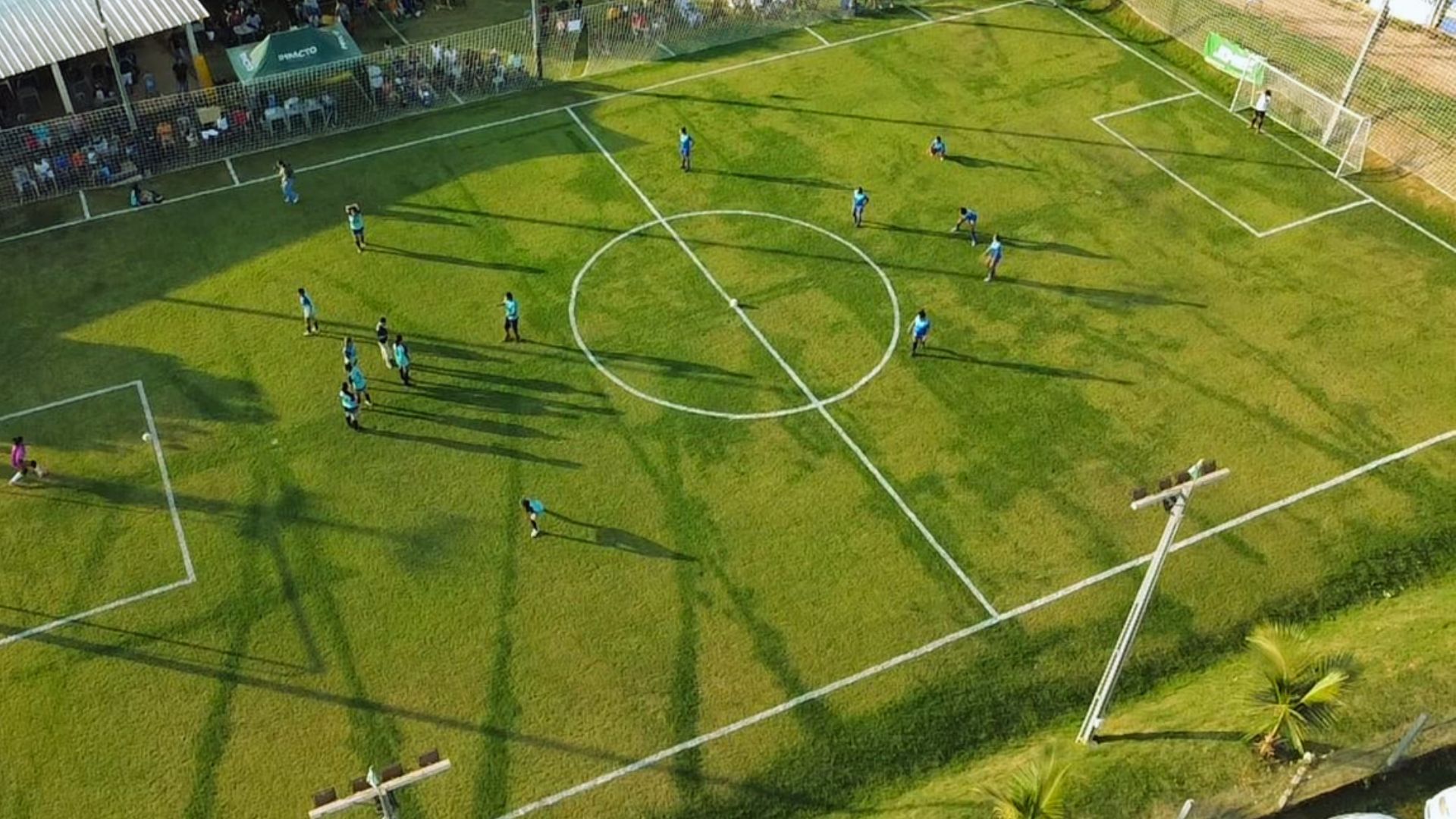 Gramado esportivo de Grama Líquida® em campo de futebol, com irrigação e poda regulares para alta performance.