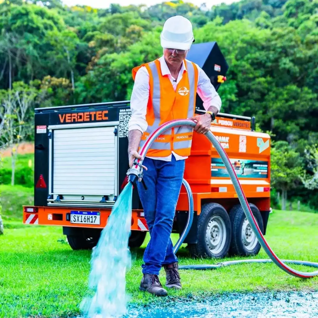 Aplicador realizando a aplicação de Grama Líquida em área de jardim para formação de gramado