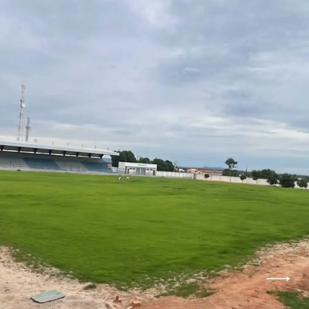 Campo de futebol feito com Grama Líquida e seguido o protocolo de irrigação correto.